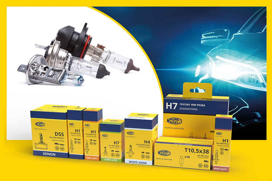 Tre typer af Magneti Marelli Parts & Services lamper i forgrunden, repræsentative for det teknologiske tilbud. I baggrunden emballagen af de forskellige produktlinjer, hver kendetegnet ved sin egen lampetype. I baggrunden en del af silhuetten af et køretøj med tændt forlygte, symbol på innovation og ydeevne